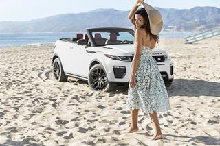 Dzieczyna Bonda Naomie Harris pozuje z Range Roverem Evoque kabrio 