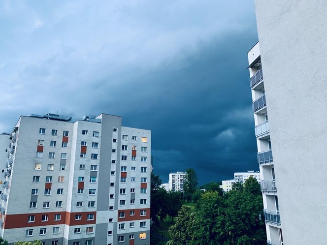 Orkan przechodzi przez województwo śląskie. Gwałtowne burze i ulewny deszcz