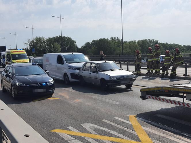 Karambol na Moście Łazienkowskim! Dwie osoby trafiły do szpitala, gigantyczny korek do centrum