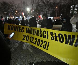 Kolejny dzień protestu przed siedzibą TVP