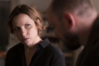 Kod genetyczny odc. 2. Tomasz Skowroński (Adam Woronowicz), Joanna (Julia Kijowska)