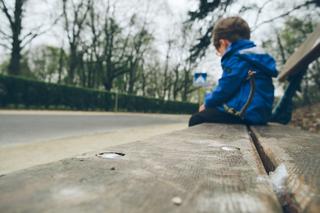 Porzucony chłopiec płakał na stacji benzynowej. Policjanci ruszyli w pościg