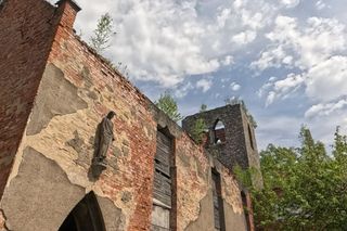 Porzucony kościół Salvatora na Dolnym Śląsku. Tajemnicza ruina w centrum miasta 