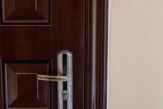 Zadał żonie 20 ciosów nożem i poszedł na policję o tym opowiedzieć.