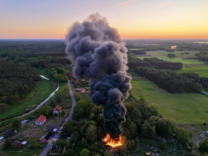 Kłęby czarnego dymu nad okolicą