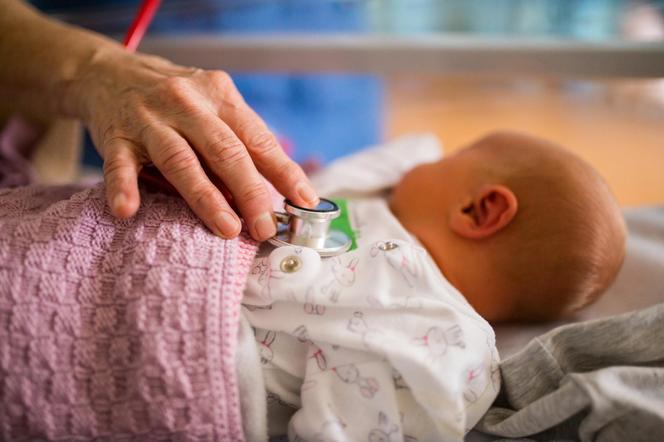 Kolejne niemowlę ze śladami pobicia w szpitalu