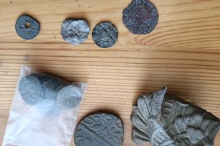 Miał w domu konika z brązu z epoki żelaza, nagolennik wojownika, zabytkowe monety. Sam wszystko znalazł pod ziemią i skrzętnie ukrył