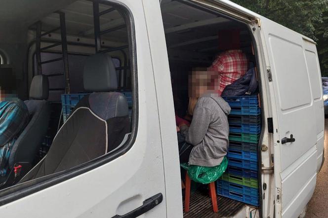 Szczyt januszerki! Na pace jechało 7 osób, siedzieli na taboretach i malinach