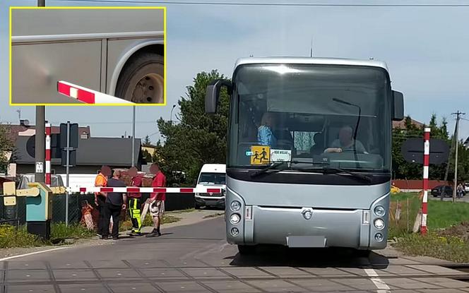 O krok od tragedii na przejeździe kolejowym pod Warszawą. Dziecięcym autobusem wjechał za szlabany