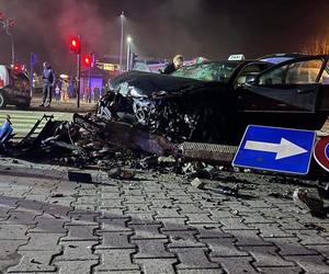 Kraków. Kraksa osobówek w Nowej Hucie. Auto staranowało słup