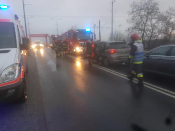 Wypadek na wiadukcie obok Zawiszy w Bydgoszczy! [ZDJĘCIA]