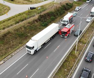 Osobówka wbiła się między dwa tiry. Dramatyczny wypadek na S8