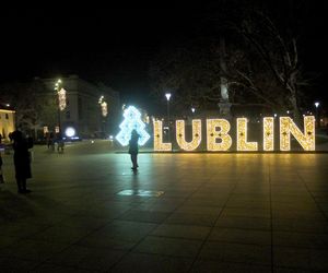 Lublin gotowy na święta Bożego Narodzenia. Kolorowe iluminacje rozświetliły miasto