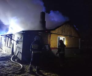 Pożar w parterowym domu. Z ogniem walczyło ponad 30 strażaków