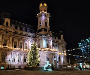 Nowy Sącz zmienia się na święta. Na ulicach przybywa kolorowych ozdób i dekoracji