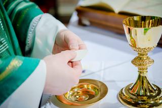 Ksiądz: zarabiam 1500zł miesięcznie, wszystko wydaję w internecie