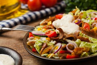 Sałatka gyros mieszana – klasyka w zaskakującej odsłonie! Sprawdzony przepis na sałatkę, która zawsze robi wrażenie