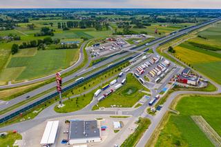 Przy drogach szybkiego ruchu brakuje stacji paliw i miejsc, gdzie można zjeść