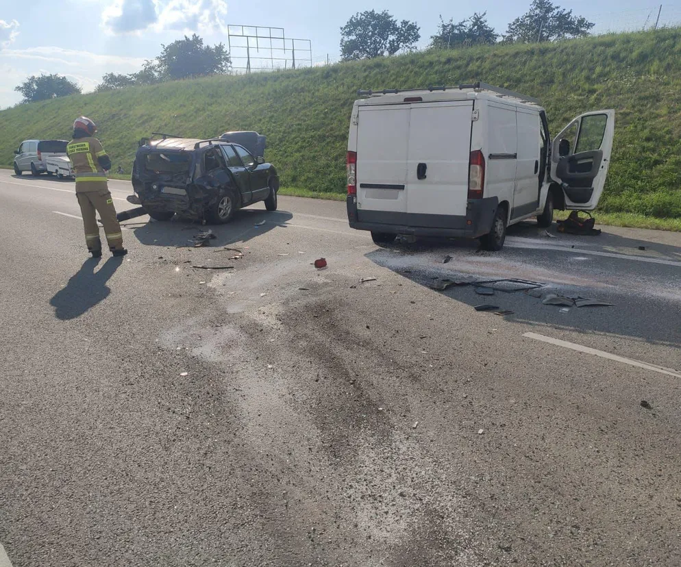 Autostrada A4 zablokowana. Bus zderzył się z osobowym hyundaiem