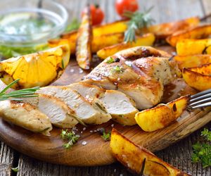 Pierś z kurczaka w rękawie - pieczona z młodymi ziemniaczkami