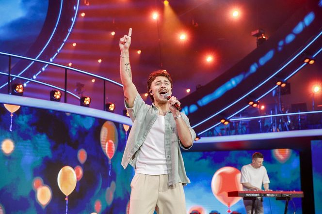 Znany dziennikarz i brat pogodynka TVP na scenie w Opolu. Występy podczas koncertu "Premiery"