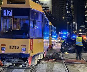 Groźny wypadek w Warszawie. Samochód i dwa tramwaje rozbite. Jeden z nich się wykoleił