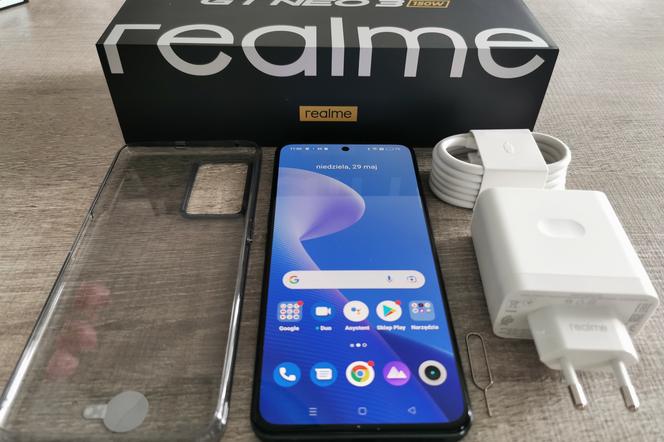 Naładowałem telefon od 1 do 100 proc w 14 minut i 48 sekund. realme GT NEO 3. A zdjęcia? Porównałem go z legendą 