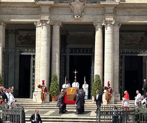 Kondukt żałobny przejechał przez Rzym. Ostatnia droga papieża Franciszka