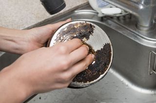 Jak wyczyścić garnek, patelnię, rondel. Dobre sposoby na przypalony garnek