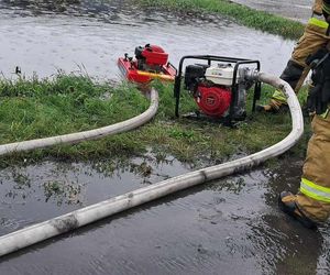 Zalane posesje, zerwany dach, przewrócony tir. Leszno i region po załamaniu pogody