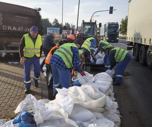 Trwa walka o osiedle Marszowice we Wrocławiu. Na miejscu pracują żołnierze i strażacy 