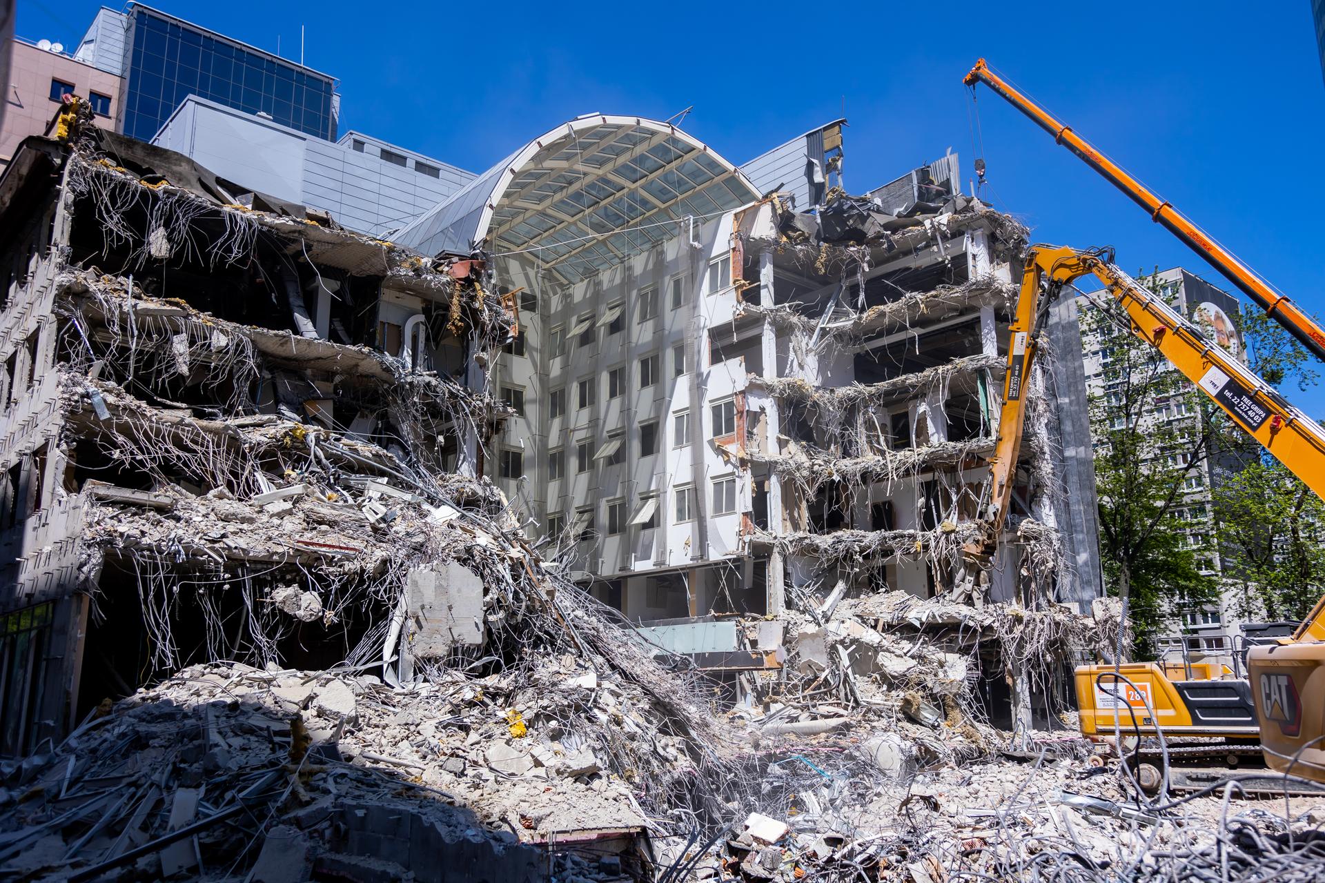Rozbiórka biurowca Atrium International w Warszawie