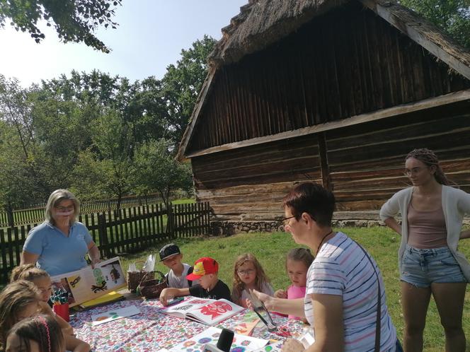 Warsztaty ludowej wycinanki w radomskim skansenie