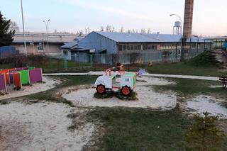 Łańcuchy i taśmy na osiedlowym placu zabaw. „Kpina z mieszkańców”  