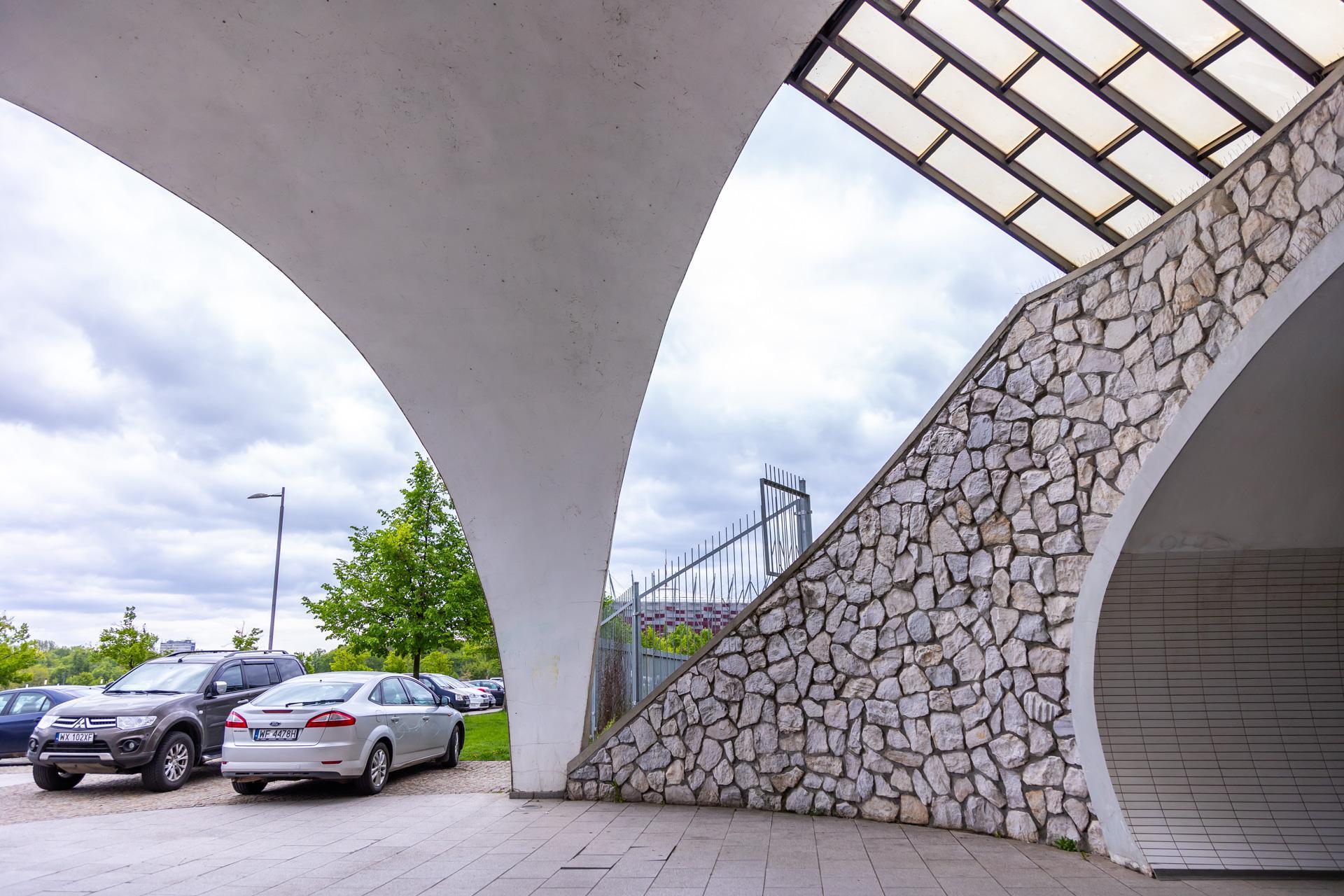 Warszawa Stadion PKP - zdjęcia stacji w kształcie łupiny orzecha