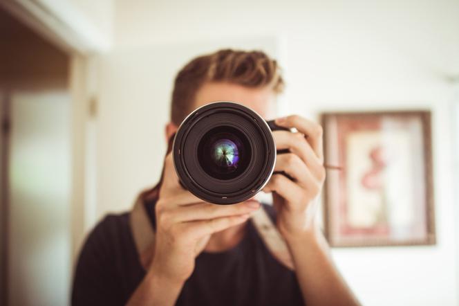 Fotograf stanie przed sądem