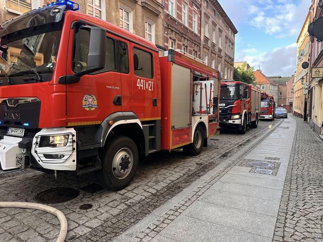 Pożar w Jaworze. Strażacy i policjanci uratowali mężczyznę z zadymionego mieszkania
