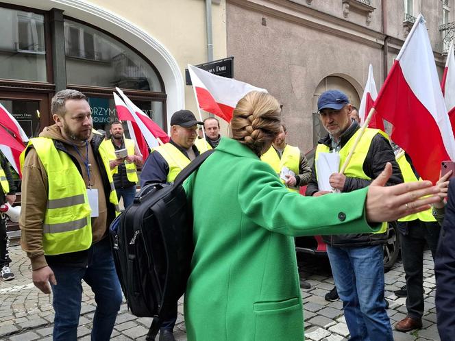 Kalisz. Rolnicy protestowali przed biurami poselskimi 