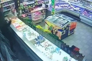Atak nożownika na sprzedawcę w sklepie w Medyce. Takiej reakcji napastnik się nie spodziewał [VIDEO]