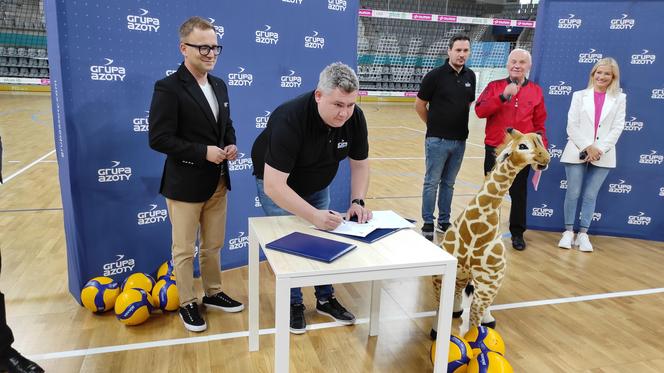 Podpisanie umowy sponsorskiej między Grupą Azoty S.A. i VOLLEY JEDYNKA Tarnów na sezon 2023/2024