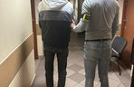 Nie chciał mu przygotować ciepłej przekąski w sklepie. Klient go pchnał, kasjer wyciągnął pałę i rozpętało się piekło!