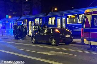 Bardzo poważny wypadek w Krakowie. Zderzenie w okolicy przystanku