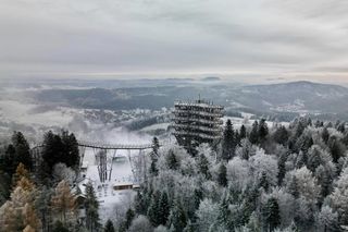 Najpiękniejsza wieża widokowa w Małopolsce w zimowej scenerii. Już zapraszają turystów 