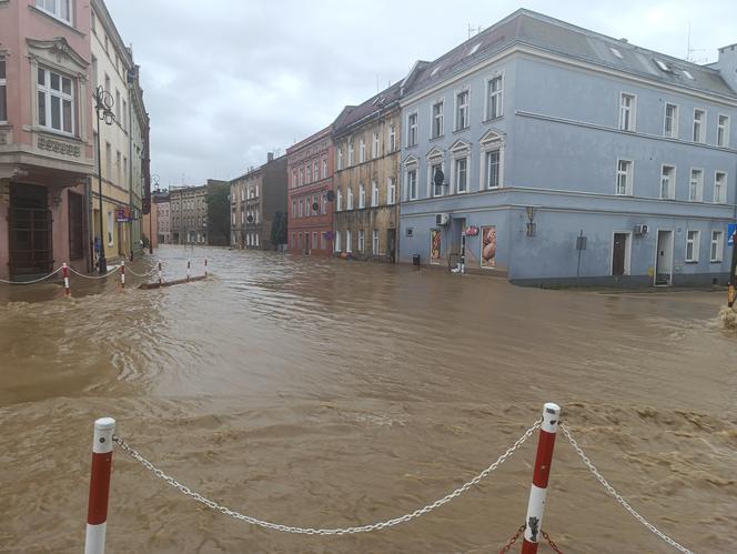 Zagrożenie powodziowe. Głuchołazy. Woda przelała się przez wały. Zalewa miasto