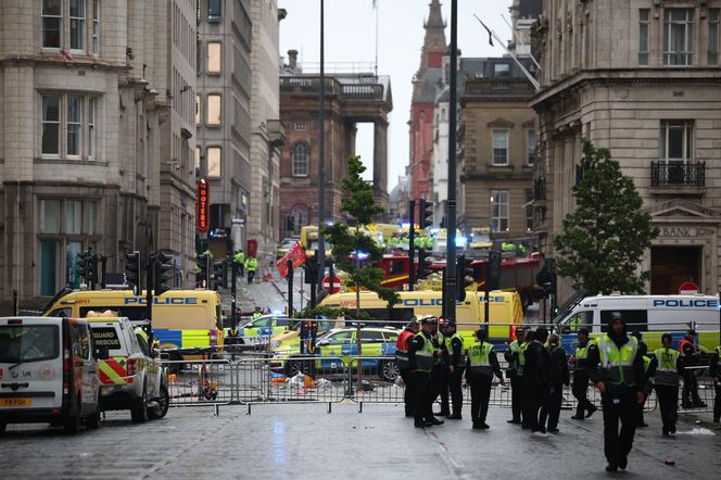 Liverpool: Samochód wjechał w tłum kibiców! Są ranni, w tym dzieci. Wstrząsające nagranie