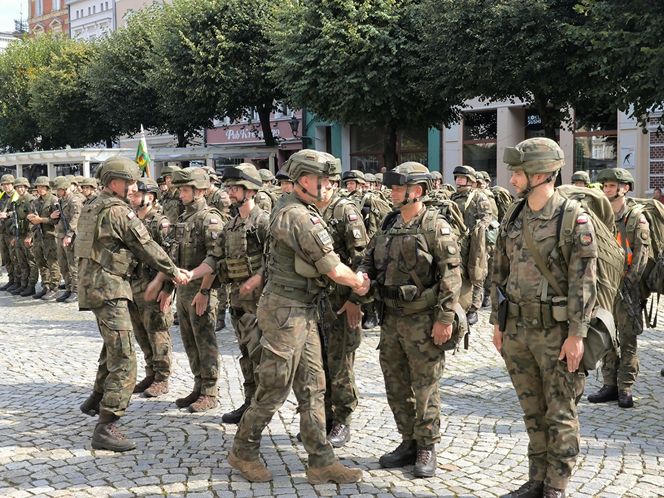 Żołnierze na rynku w Lesznie