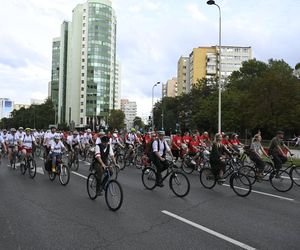 Biało-czerwonym peletonem rowerzyści uczcili Powstanie Warszawskie 