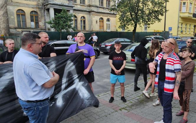  Inowrocław. 27-latek zmarł w czasie interwencji policji. Ponad 100 osób protestowało pod komendą [ZDJĘCIA]