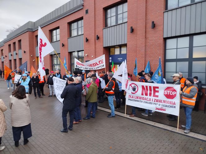 Pracownicy Zakładu Linii Kolejowych pikietowali w Siedlcach! Poparli ich siedleccy radni