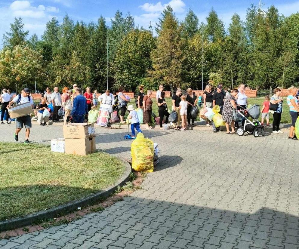 Tłumy mieszkańców Łomży wzięły udział w akcji Ekologia za sadzonkę. ZDJĘCIA 